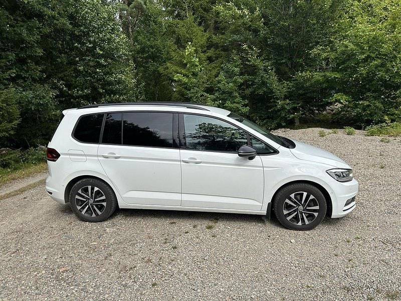 Vit Begagnad 2019 VW Touran Minibuss | 200 000 kr - Bild 1/4