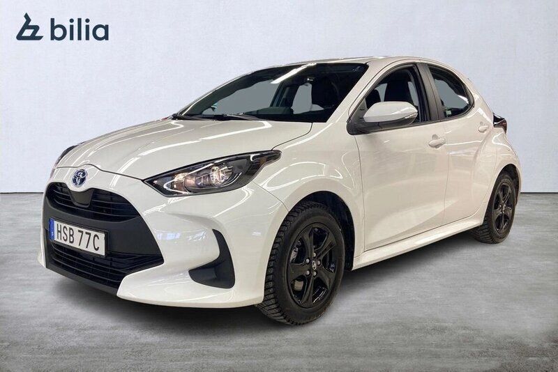 Vit Begagnad 2023 Toyota Yaris Hybrid Active Halvkombi | 224 900 kr (Marknadspris) - Bild 1/3