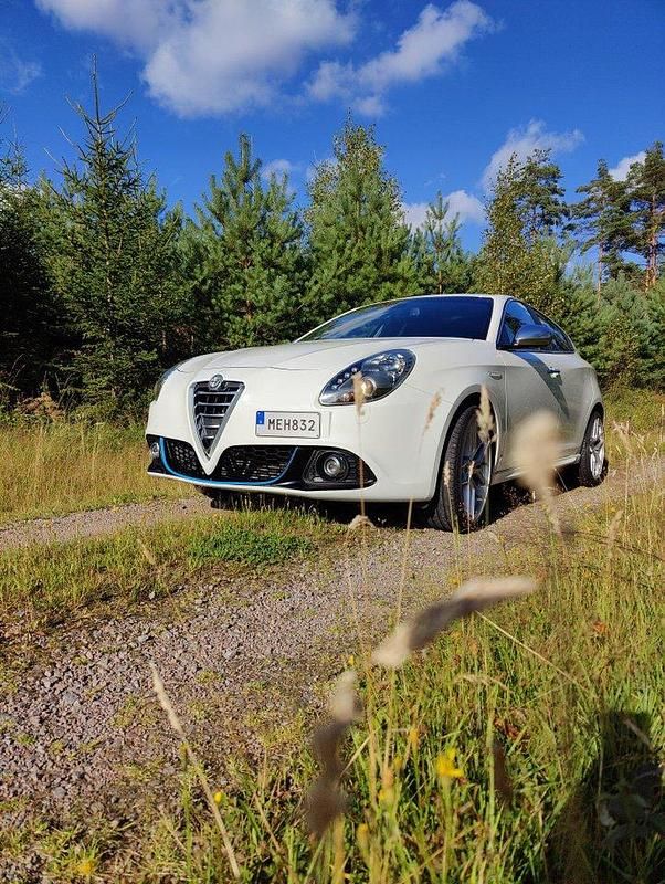 Vit Begagnad 2016 Alfa Romeo Giulietta Distinctive Halvkombi | 93 000 kr - Bild 1/4