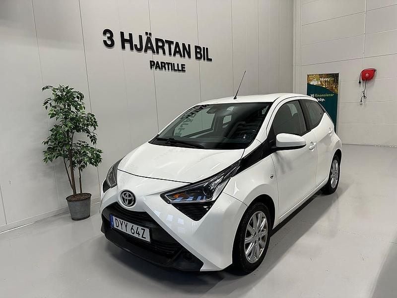 Vit Begagnad 2020 Toyota Aygo X-play Halvkombi | 94 900 kr (Marknadspris) - Bild 1/4