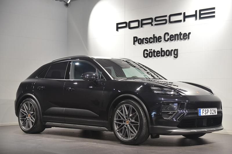Svart Begagnad 2024 Porsche Macan 4 Electric SUV | 999 000 kr - Bild 1/4