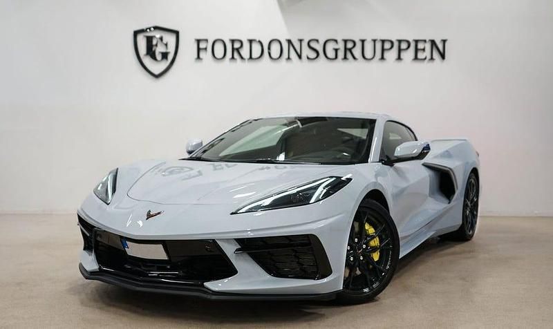 Grå Begagnad 2023 Chevrolet Corvette Stingray Sportkupé | 1 094 800 kr (Marknadspris) - Bild 1/4