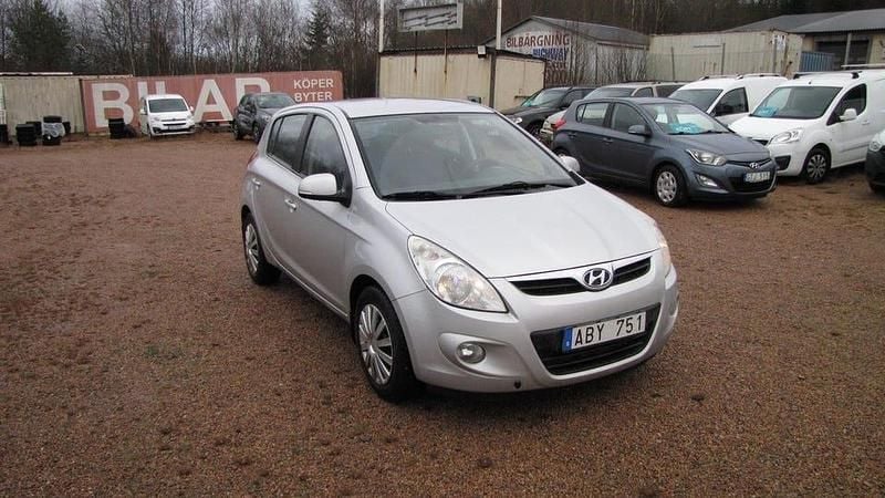 Silver Begagnad 2011 Hyundai i20 Premium Halvkombi | 44 000 kr (Marknadspris) - Bild 1/4