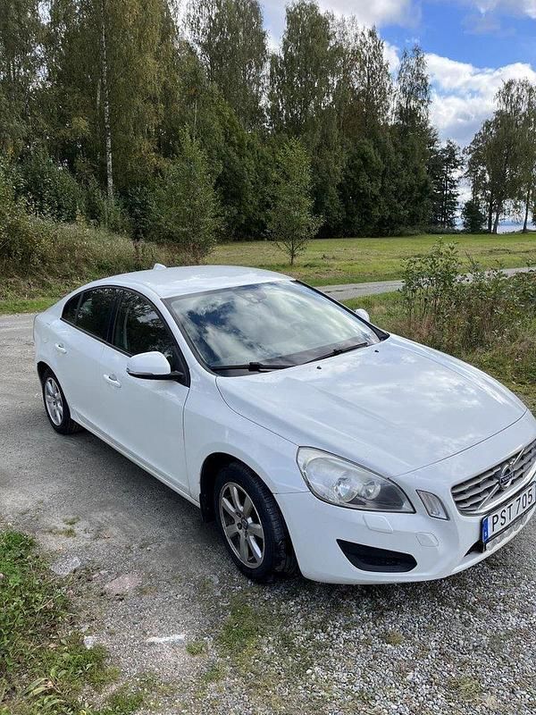 Vit Begagnad 2012 Volvo S60 Kinetic Sedan | 54 000 kr (Marknadspris) - Bild 1/4