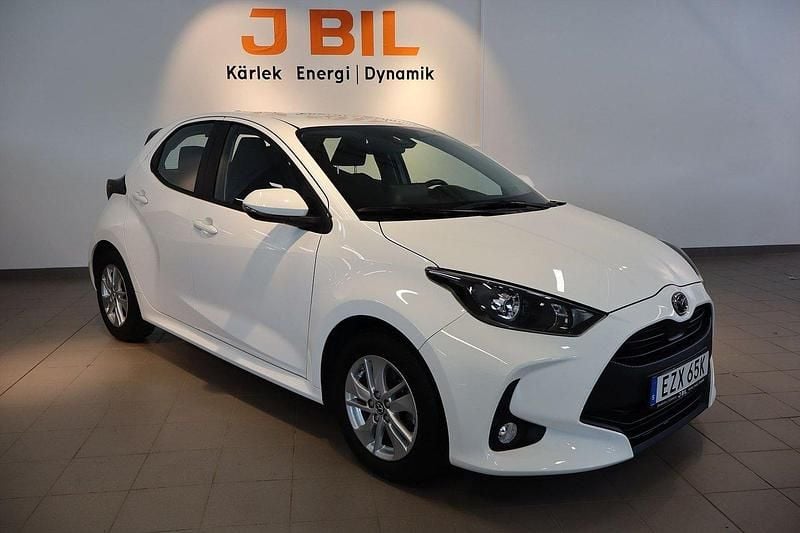 Vit Begagnad 2022 Mazda 2 Halvkombi | 199 900 kr (Marknadspris) - Bild 1/4