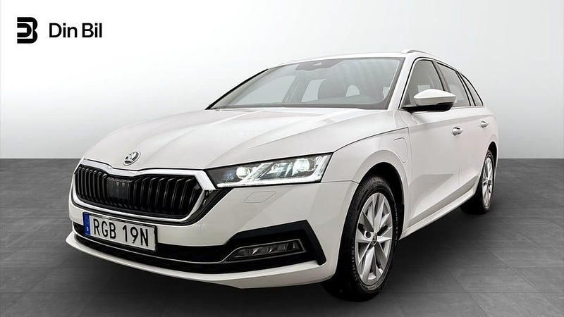 Candy white Begagnad 2023 Skoda Octavia Style Kombi | 309 900 kr (Superpris) - Bild 1/4
