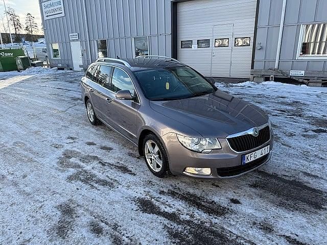 Brun Begagnad 2012 Skoda Superb Elegance Kombi | 64 900 kr (Lite dyr) - Bild 1/4