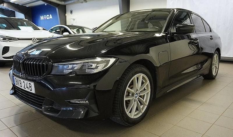 Begagnad BMW 330e 2020 Svart Sedan