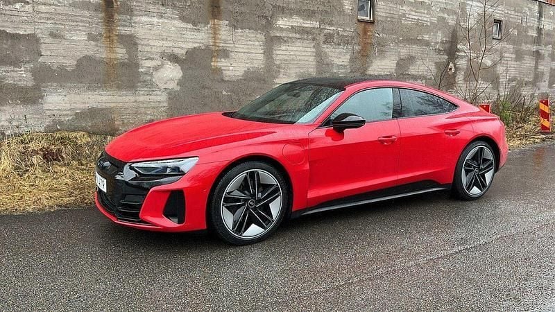 Röd Begagnad 2022 Audi e-tron GT quattro Sedan | 599 000 kr (Marknadspris) - Bild 1/4