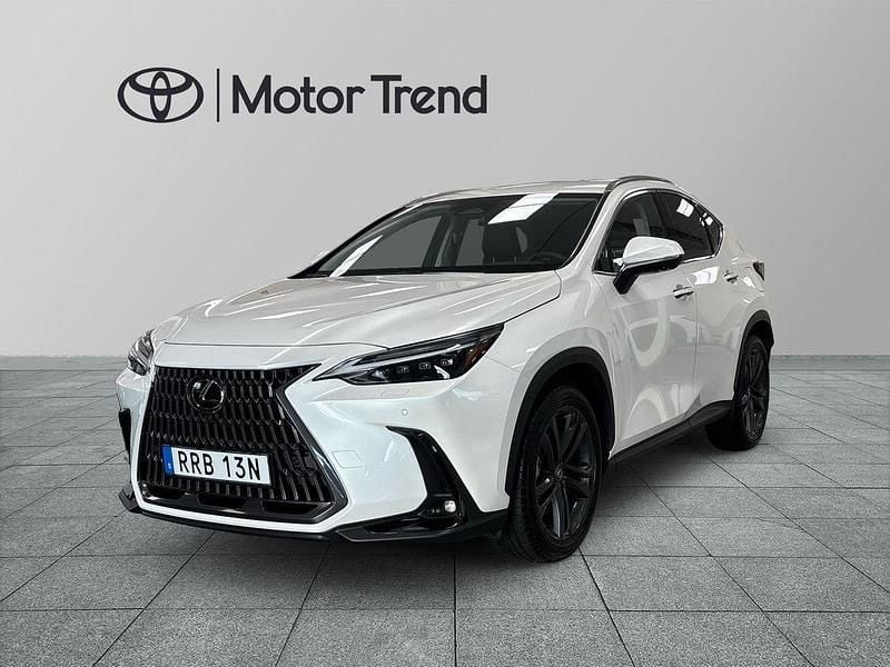 Vit Begagnad 2025 Lexus NX450h+ Executive Line SUV | 639 900 kr (Marknadspris) - Bild 1/4
