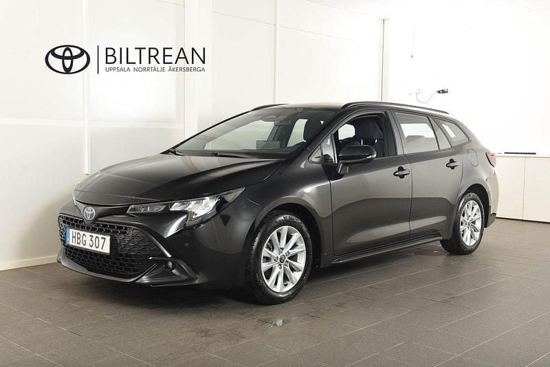 Svart (grå metallic) Begagnad 2023 Toyota Corolla Active Kombi | 269 900 kr (Marknadspris) - Bild 1/4