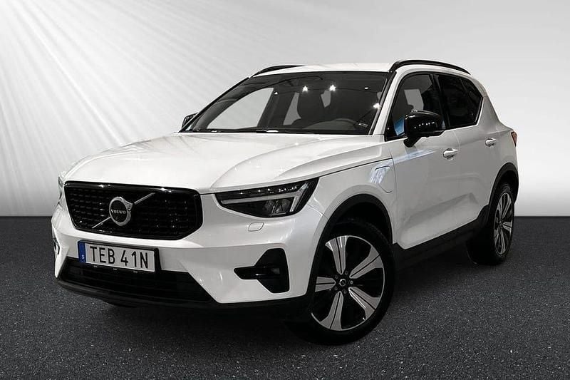 Vit Begagnad 2023 Volvo XC40 Plus SUV | 334 900 kr (Dyr) - Bild 1/2