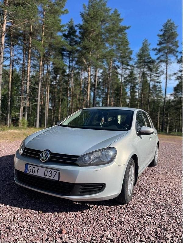 Brun Begagnad 2011 VW Golf VI Halvkombi | 38 000 kr (Bra pris) - Bild 1/4