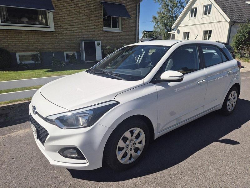 Vit Begagnad 2020 Hyundai i20 Comfort Halvkombi | 110 000 kr (Marknadspris) - Bild 1/4