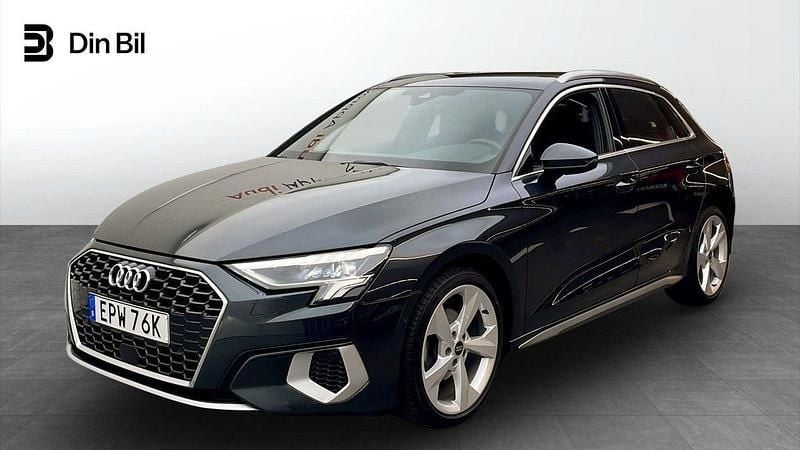 Mörkgrå Begagnad 2022 Audi A3 Sportback Advanced Plus Halvkombi | 269 000 kr (Marknadspris) - Bild 1/4