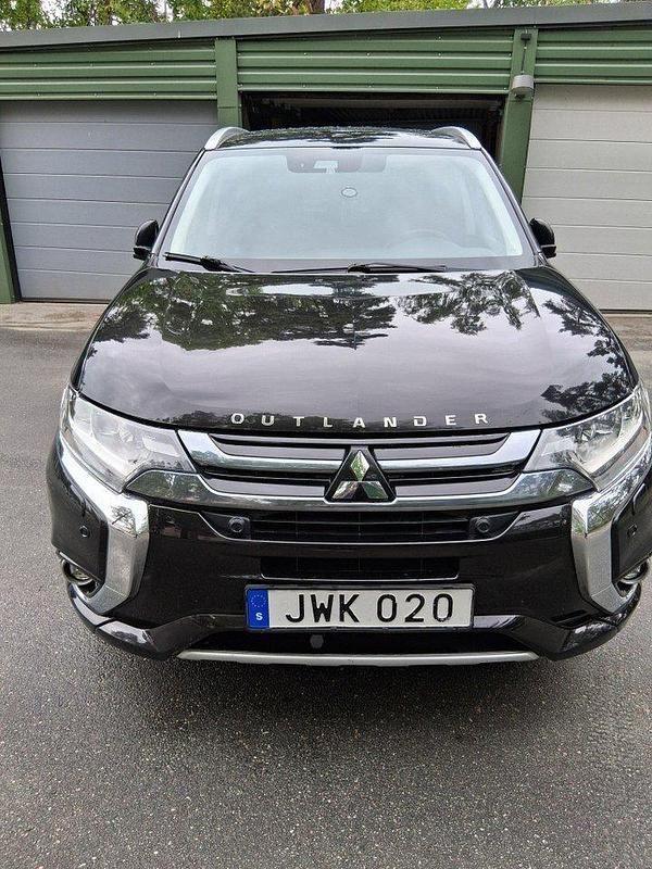 Svart Begagnad 2017 Mitsubishi Outlander P-HEV SUV | 169 000 kr (Bra pris) - Bild 1/2
