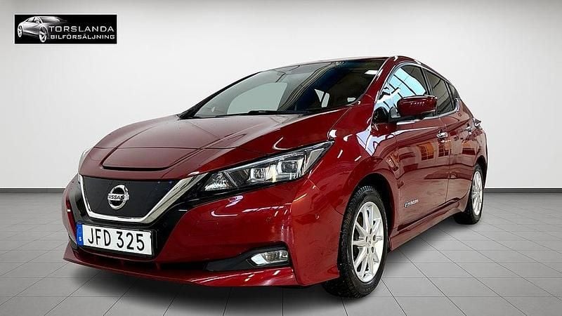 Begagnad Nissan Leaf Tekna 110 kW (150 HK) 2018 Röd Halvkombi