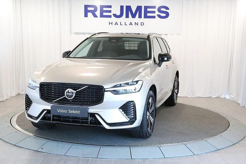 Ljusgrå Begagnad 2025 Volvo XC60 Plus SUV | 569 500 kr (Marknadspris) - Bild 1/4