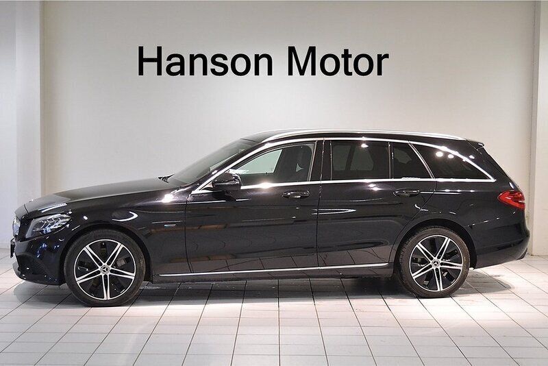 Svart Begagnad 2020 Mercedes C300e Avantgarde Kombi | 295 000 kr (Marknadspris) - Bild 1/4