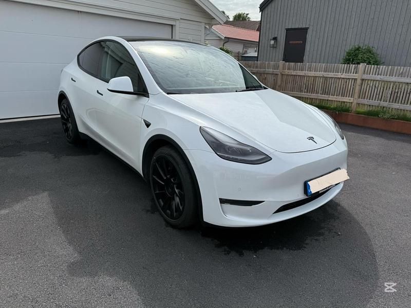Vit Begagnad 2022 Tesla Model Y Long Range SUV | 298 000 kr - Bild 1/3