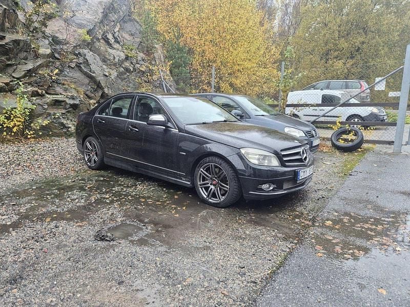 Svart Begagnad 2007 Mercedes C350 Avantgarde Sedan | 85 000 kr (Lite dyr) - Bild 1/4