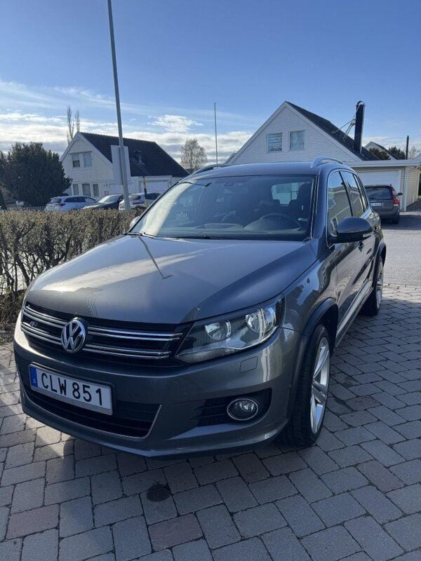 Grå Begagnad 2014 VW Tiguan Sportline SUV | 120 000 kr (Marknadspris) - Bild 1/4