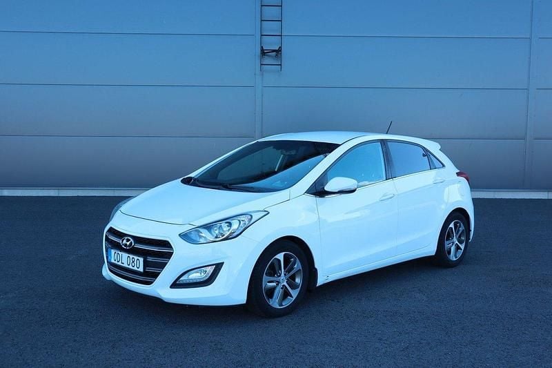Vit Begagnad 2016 Hyundai i30 Comfort Halvkombi | 99 000 kr (Marknadspris) - Bild 1/4