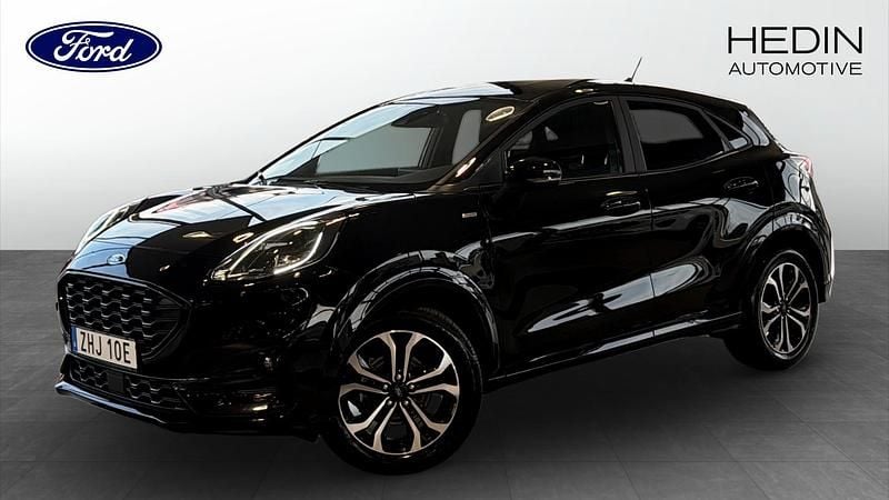 Svart (black) Begagnad 2022 Ford Puma Gen-E ST-Line SUV | 214 900 kr (Lite dyr) - Bild 1/4