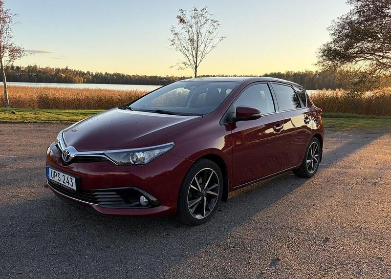 Röd Begagnad 2017 Toyota Auris Comfort Halvkombi | 114 000 kr (Marknadspris) - Bild 1/4