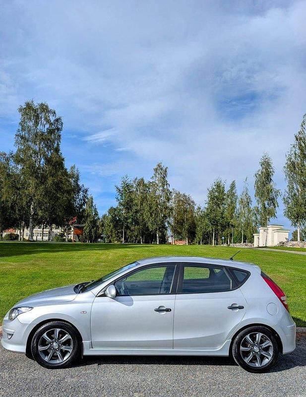 Silver Begagnad 2011 Hyundai i30 Halvkombi | 59 000 kr (Lite dyr) - Bild 1/4