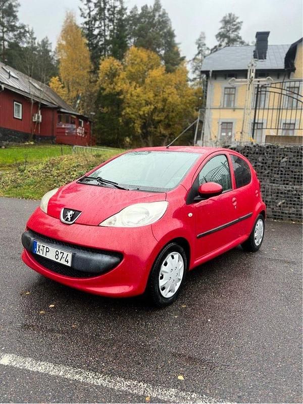 Röd Begagnad 2006 Peugeot 107 Halvkombi | 16 900 kr (Marknadspris) - Bild 1/4