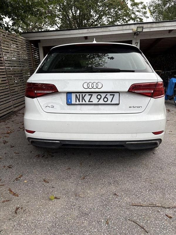 Vit Begagnad 2018 Audi A3 Sportback e-tron Sedan | 189 000 kr (Bra pris) - Bild 1/4