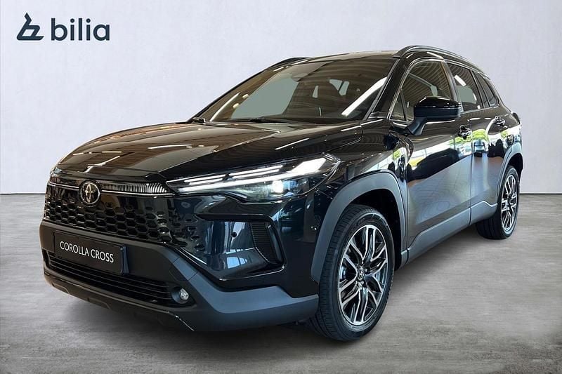 Svart Ny 2025 Toyota Corolla Cross Executive SUV | 439 900 kr (Marknadspris) - Bild 1/4