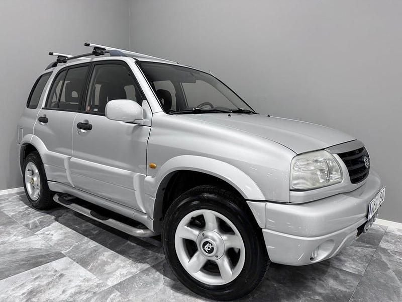 Silver Begagnad 2004 Suzuki Grand Vitara SUV | 44 900 kr (Marknadspris) - Bild 1/4