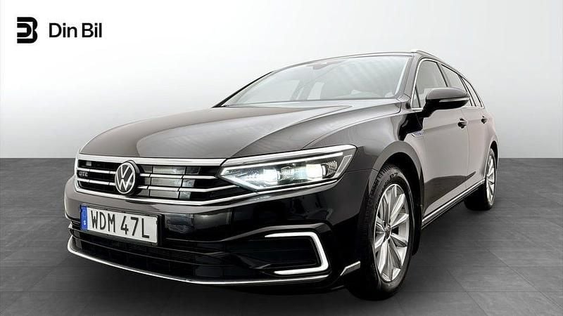 Deep black pearl Begagnad 2023 VW Passat Executive Kombi | 329 900 kr (Bra pris) - Bild 1/4