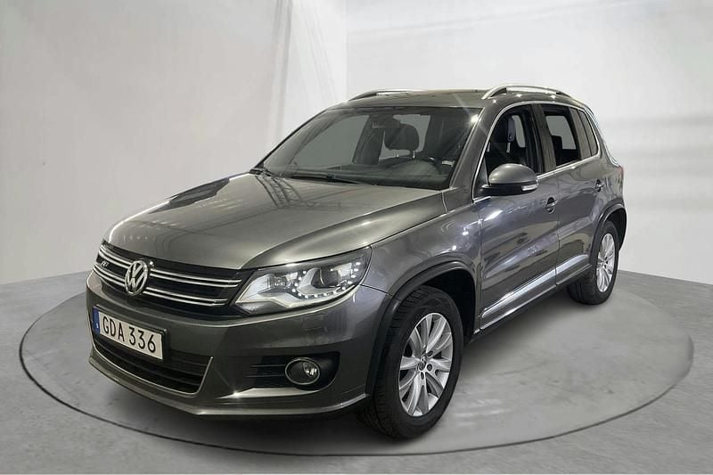 Mörkgrå Begagnad 2016 VW Tiguan R-line SUV | 160 000 kr (Superpris) - Bild 1/4