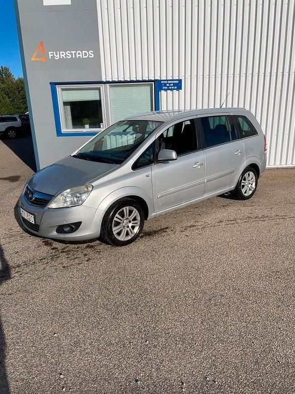 Grå (gråmetallic) Begagnad 2010 Opel Zafira Cosmo Minibuss | 31 500 kr (Marknadspris) - Bild 1/4