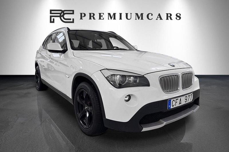 Vit Begagnad 2010 BMW X1 SUV | 99 900 kr (Marknadspris) - Bild 1/4