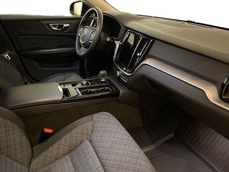 Begagnad Volvo V60 Core 355 HK (261 kW) 2023 Svart Kombi