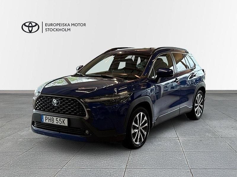 Mörkblå Begagnad 2023 Toyota Corolla Cross Executive SUV | 399 900 kr (Marknadspris) - Bild 1/4