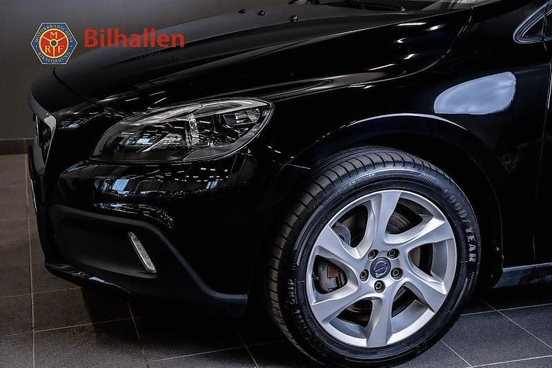 Begagnad Volvo V40 Momentum 120 HK (88 kW) 2015 Svart Halvkombi