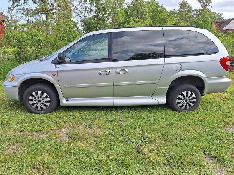 Silver Begagnad 2006 Chrysler Town & Country Minibuss | 50 000 kr - Bild 1/4