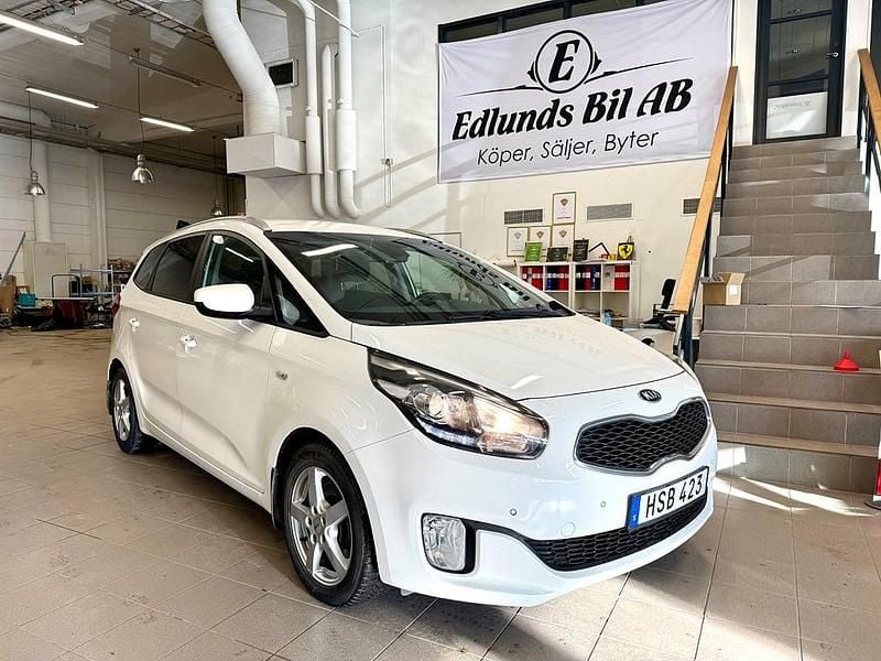 Vit Begagnad 2015 Kia Carens Minibuss | 127 800 kr (Marknadspris) - Bild 1/4