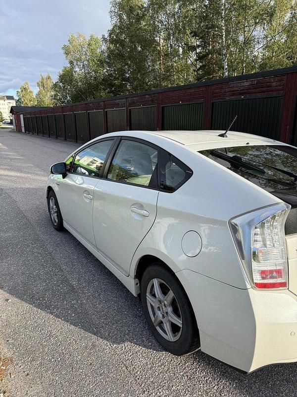 Vit Begagnad 2009 Toyota Prius Halvkombi | 64 500 kr (Marknadspris) - Bild 1/4
