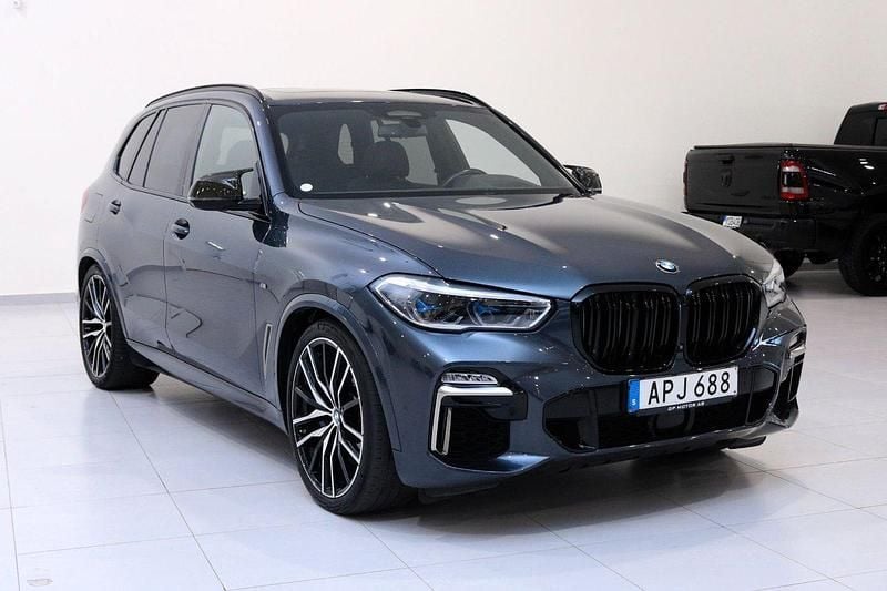 Grå Begagnad 2018 BMW X5 M Sport SUV | 629 900 kr (Lite dyr) - Bild 1/4