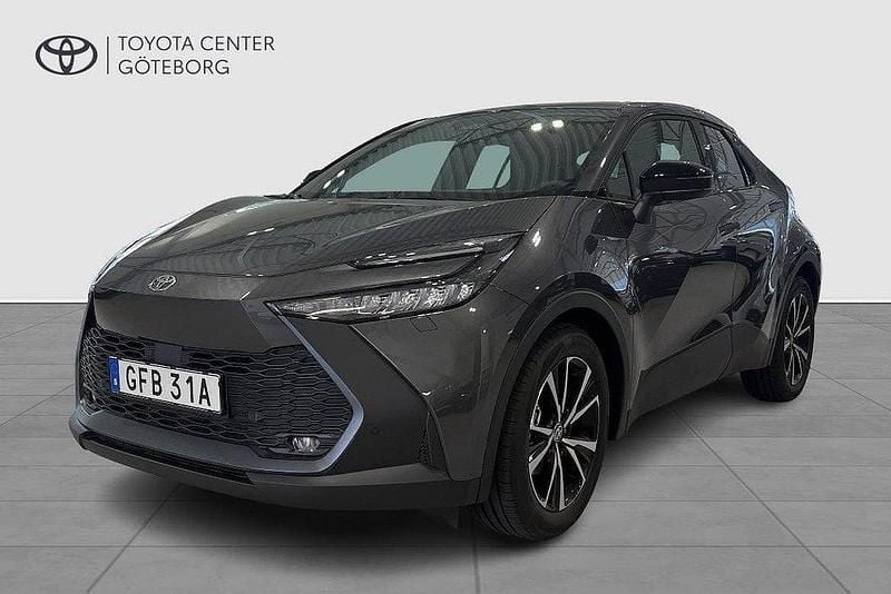Mörkgrå (grå) Begagnad 2025 Toyota C-HR Style SUV | 359 900 kr (Marknadspris) - Bild 1/3