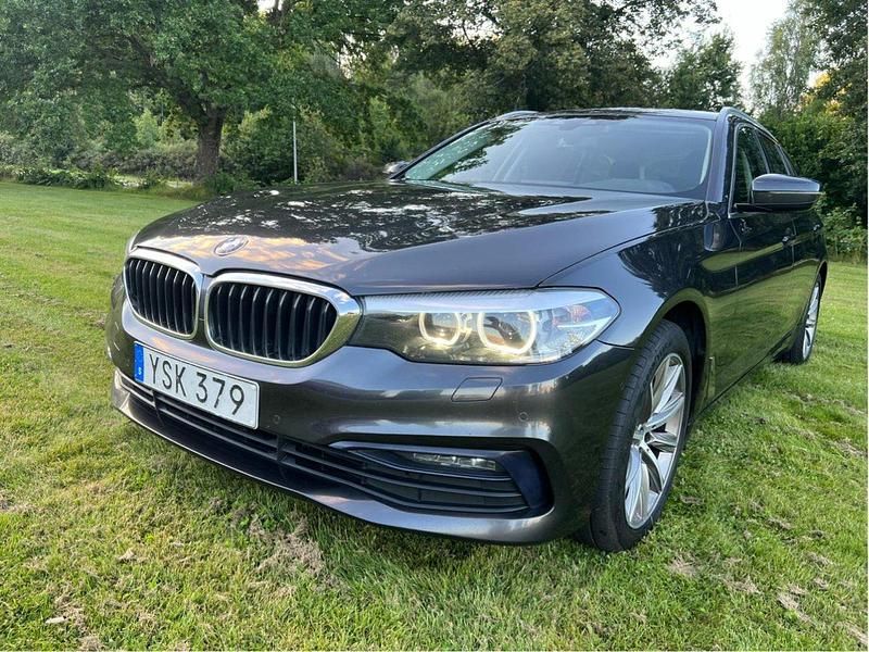 Grå Begagnad 2019 BMW 520 Sport Line Kombi | 199 000 kr (Bra pris) - Bild 1/4