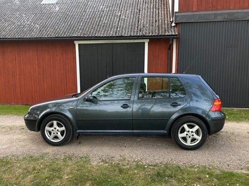 Grå Begagnad 2003 VW Golf IV Basis Halvkombi | 17 000 kr (Marknadspris) - Bild 1/4