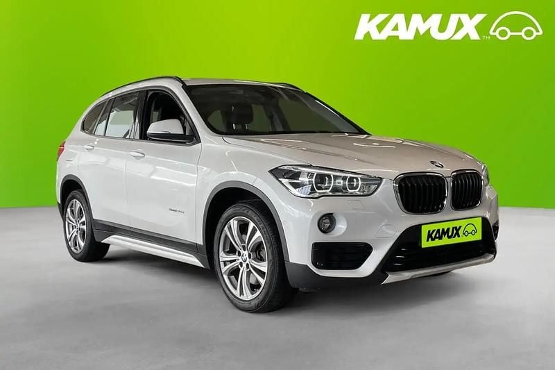 Vit Begagnad 2017 BMW X1 Sport Line SUV | 219 800 kr (Marknadspris) - Bild 1/4