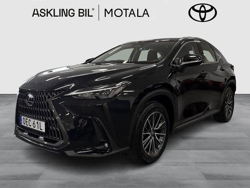 Svart Begagnad 2025 Lexus NX350h Business Edition SUV | 519 000 kr (Marknadspris) - Bild 1/3